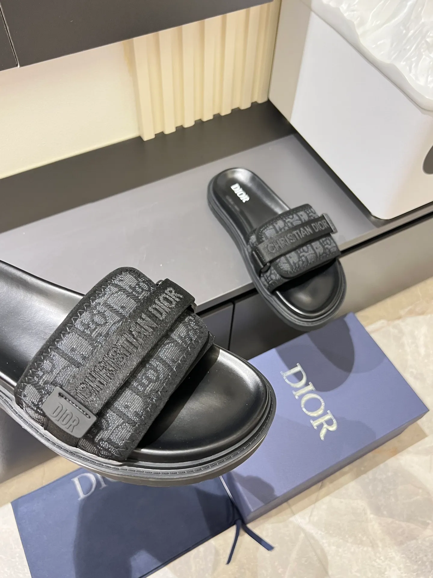 Men's men's shoes 💰p300 Size 38-45 Dior Dior's latest H-Town series Oblique thick sole slippers sandals Original purchase development and production This Dior H-Town sandals pay tribute to the classic logo of sports style and highlight Dior's high-end spirit. Crafted from black rubber with a beige and black Oblique printed upper, it's accentuated with tonal calfskin details. The rubber sole incorporates a variety of elements and is embellished with the Dior logo for a refined, futuristic look. Can be worn with shorts or jeans. Comes with exquisite packaging at the counter 🛍📦 ▪️ Fabric: Original customized imported Oblique embroidery ▪️ Lining: Imported soft sheepskin ▪️ Sole: Original molded ultra-light foam material ▪️ Bottom thickness: 4CM